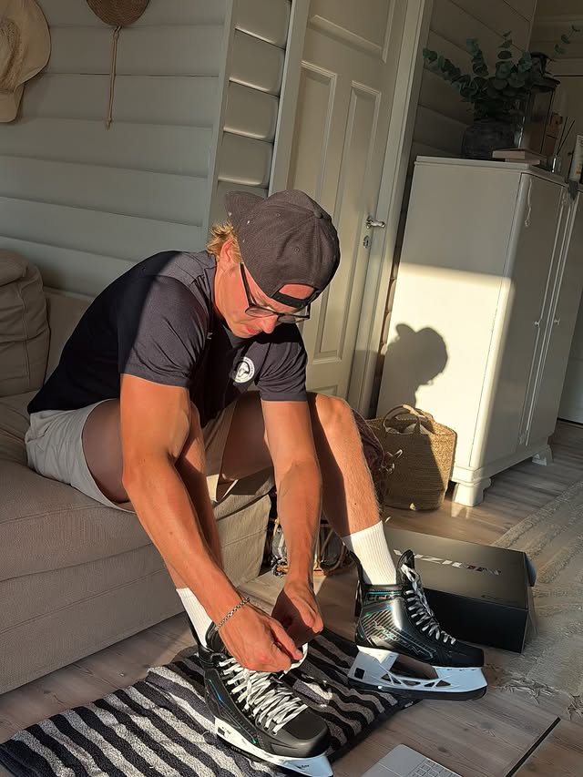 Instagram post by @noahsteeen for FIAT. Caption reads: Prepping for another season ⏳🏒 Reklame:....