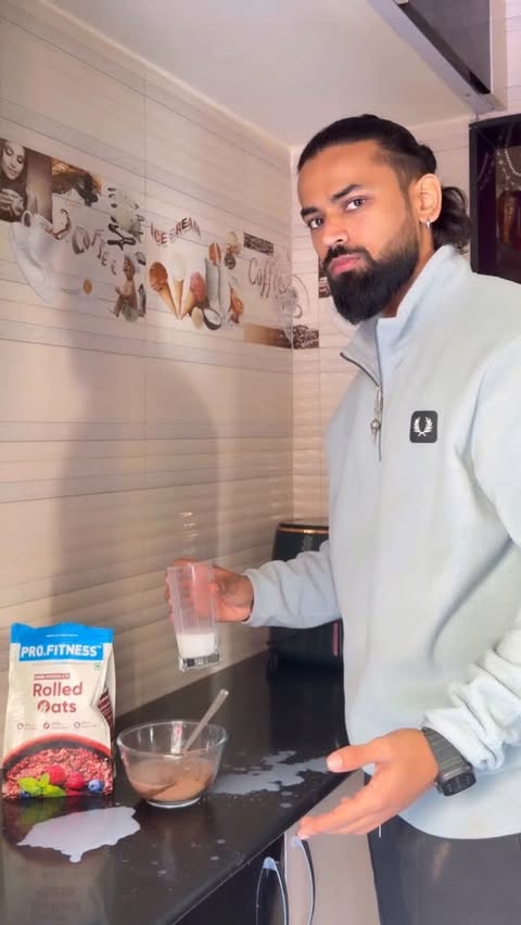 Instagram post by @yagnesh_vaishnav for MyFitness. Caption reads: [...] tak mar padi 😔👍
Chocolate oats from....