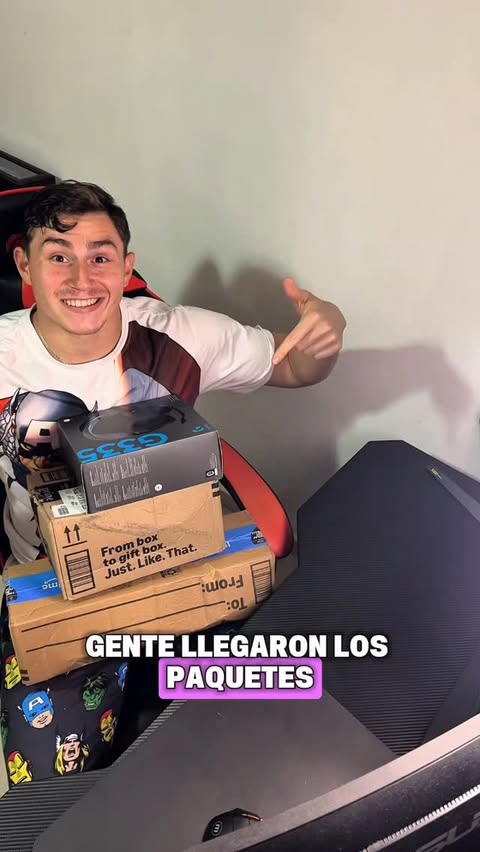 Instagram post by @chrisespinosab for Razer. Caption reads: Primer Unboxing 📦⭐️
.
🔵Audífonos 🎧 y mouse🖱️....