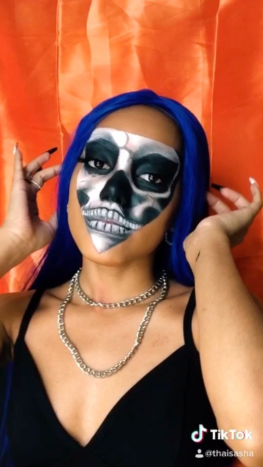 Instagram post by @thaisash for Alamar Cosmetics. Caption reads: MAMI MUERTA 💀 @alamarcosmetics #mamimuerta....
