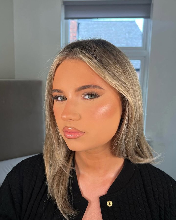 Instagram post by @bychlloe for Doll Beauty. Caption reads: [...] @morphebrushes sweet tea lipliner....