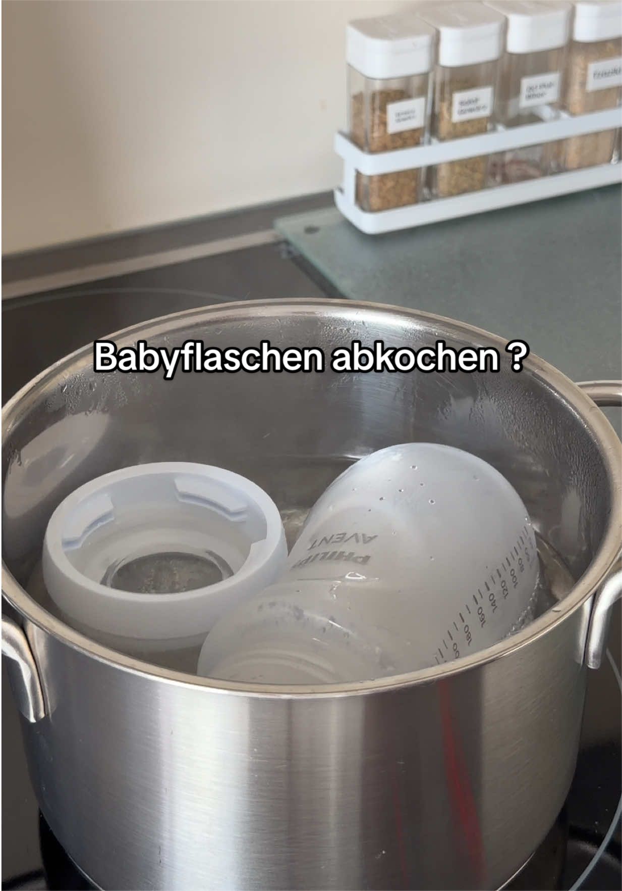TikTok post by @buluts.welt for Momcozy. Caption reads: [...] #mamalife #mamahacks @Momcozy-DE @Momcozy_DE....