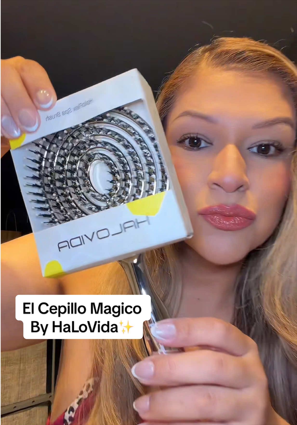 TikTok post by @chindity for Halovida. Caption reads: #halovida #halovidabrush #cepillo #cuidadodelpelo....