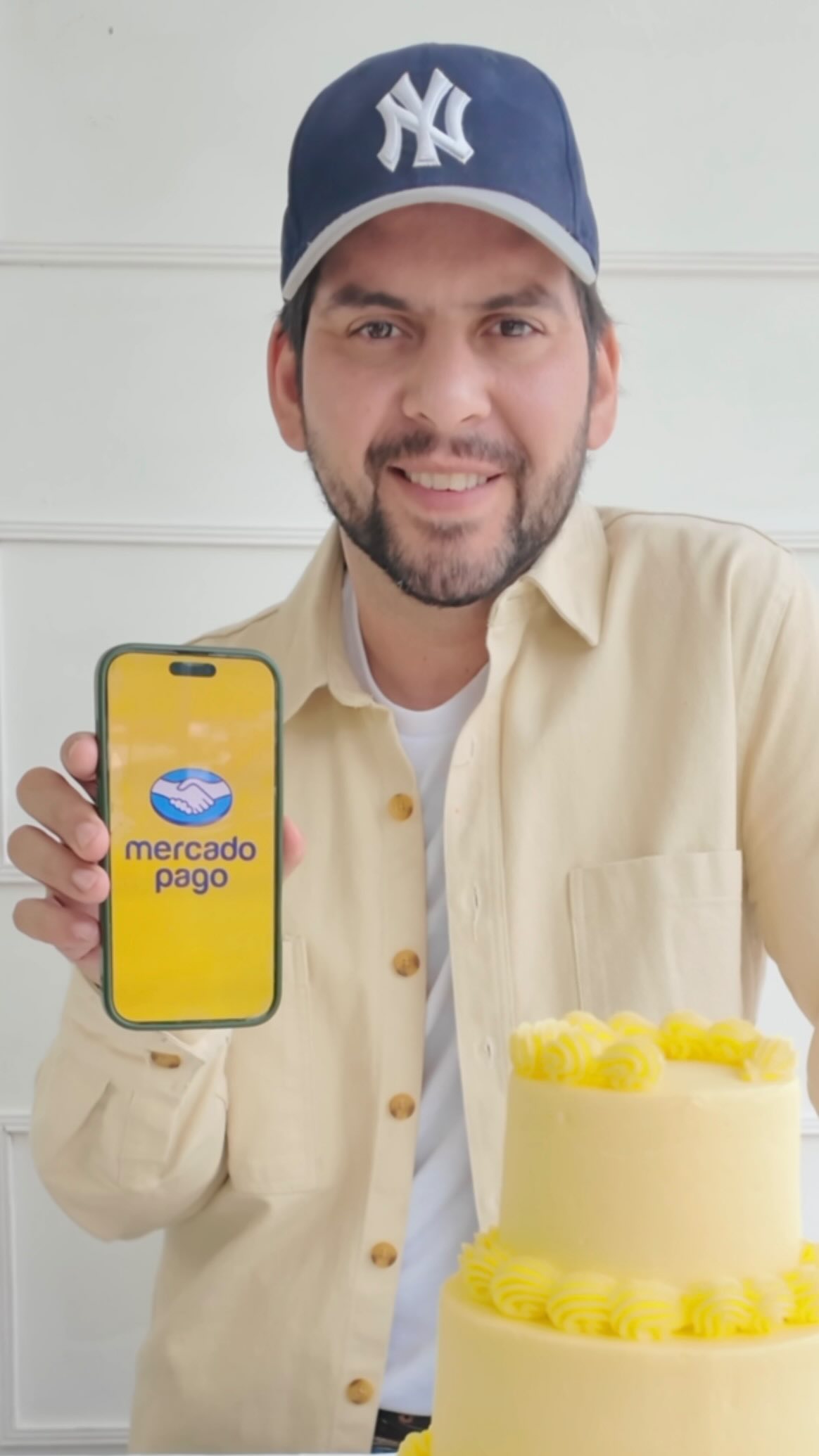 Instagram post by @sebastianleon for Mercado Pago. Caption reads: Desde que abrí mi cuenta digital @mercadopago.mex....