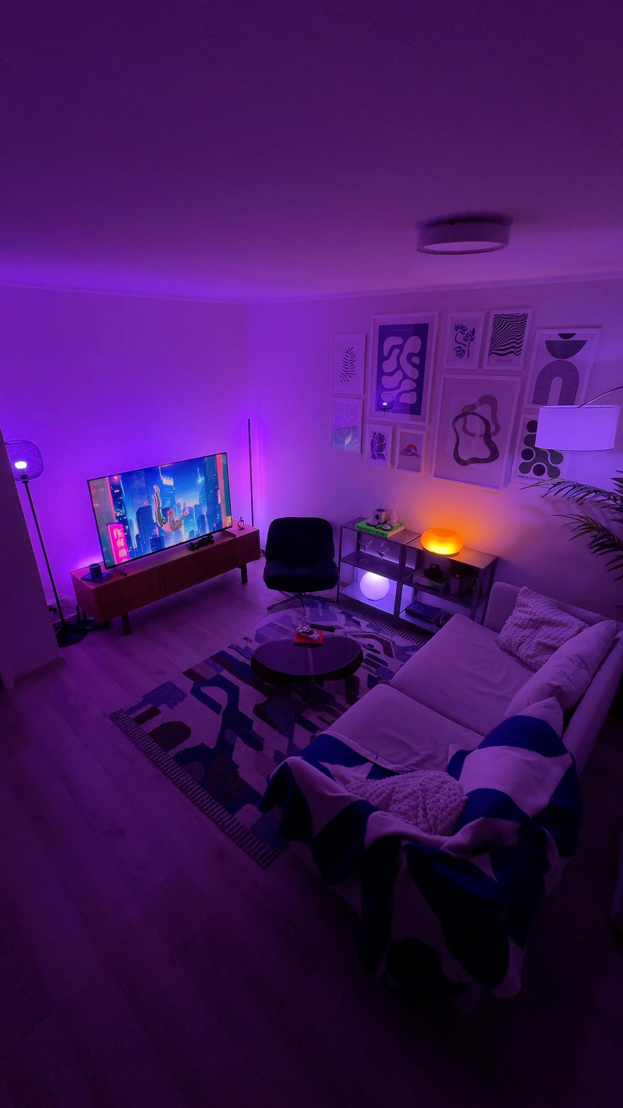 Instagram post by @osyqo for Philips Hue. Caption reads: [...] in the living room and partnered with....