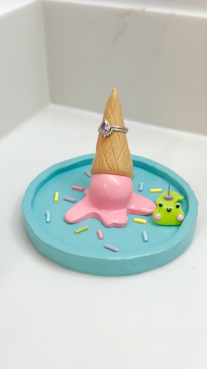 Instagram post by @mollyferreiro for Sculpey. Caption reads: Okayyyy ya’ll I used @sculpey_official new clay....