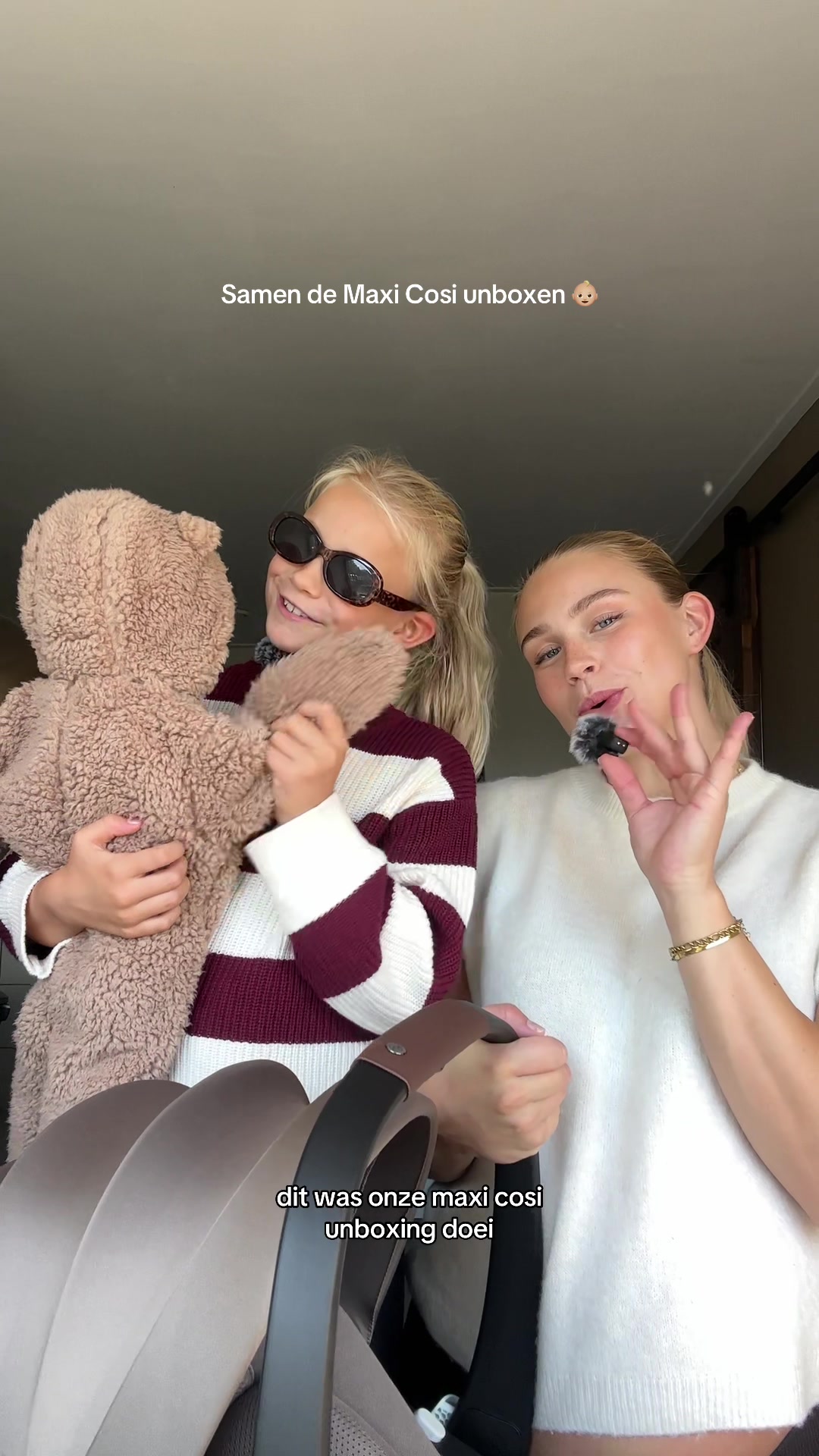 TikTok post by @elainevandenberg for Maxi-Cosi. Caption reads: Sammy haar pop heeft het Maxi-Cosi autostoeltje....