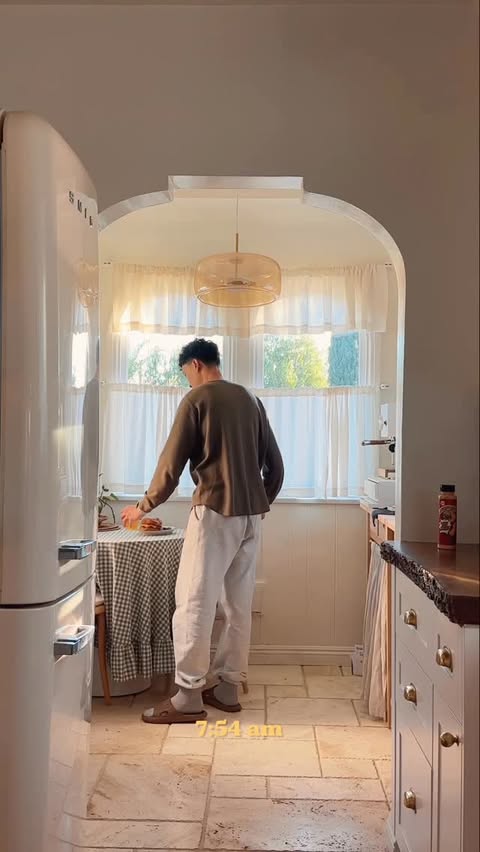 Instagram post by @wah.wuu for Made In Cookware. Caption reads: Define “important”…
#breakfast #smashburger....