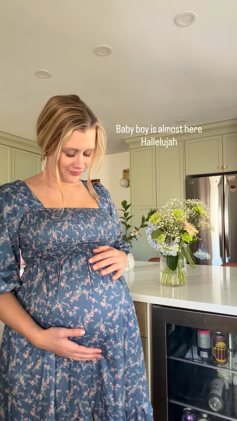 Instagram post by @maxinepeters for PinkBlush Maternity. Caption reads: [...] in this season ☁️ @pinkblushmaternity....
