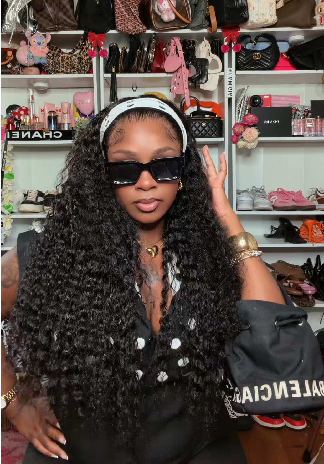 TikTok post by @brownskinmami1 for Alipearl Hair. Caption reads: [...] my wigsss😭😍🔥 | check 🔗 in da bio....