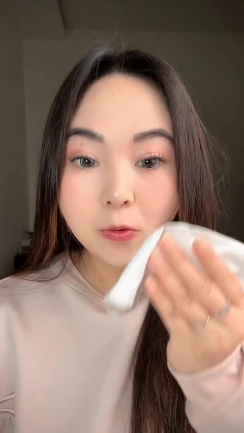 Instagram post by @merrywang___ for AZARINE. Caption reads: gong bgt emang Cushion Azarine #bestcushion....