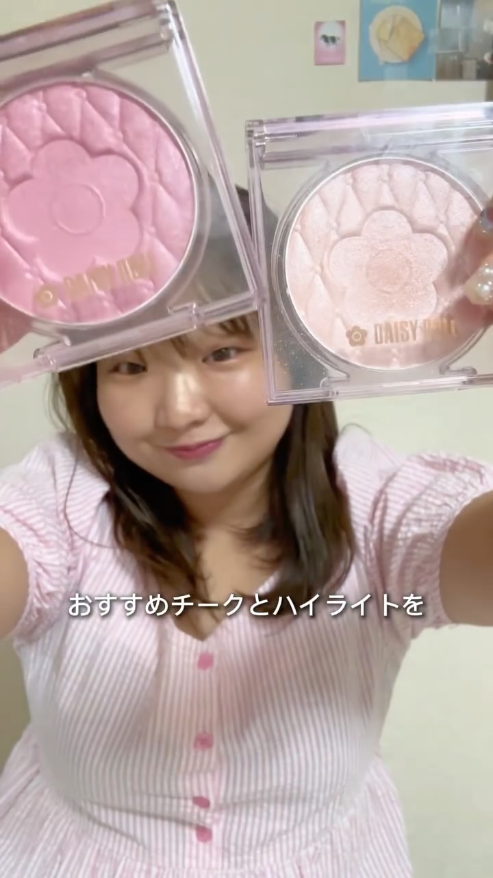 Instagram post by @yuki_po712 for Daisy Doll by Mary Quant. Caption reads: 血色感とツヤ感命な私のおすすめチークとハイライト☺️☺️

デイジードールの新作です❤️
8/30ロ....
