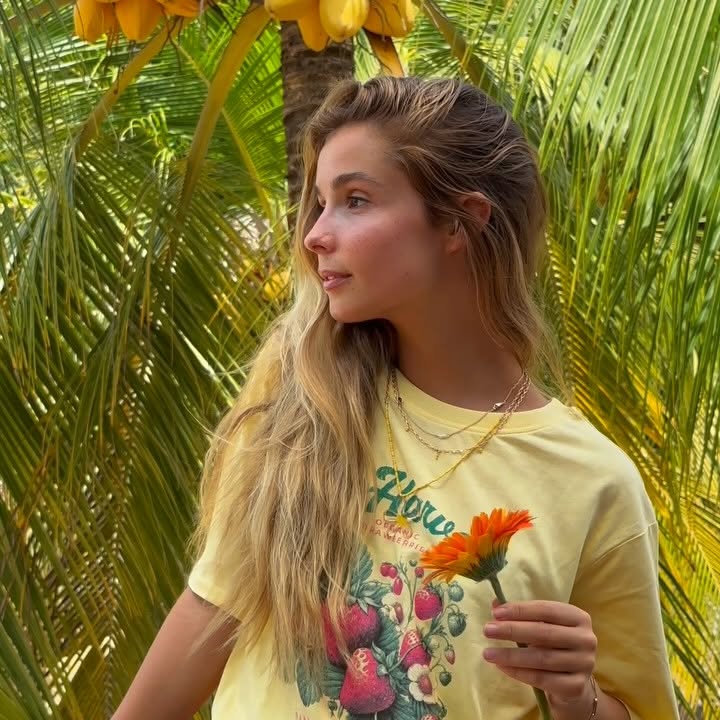 Instagram post by @marianawengorovius for SPRINGFIELD. Caption reads: [...] in El Salvador ☀️🌴💛🌅🌸 ✨ pub....