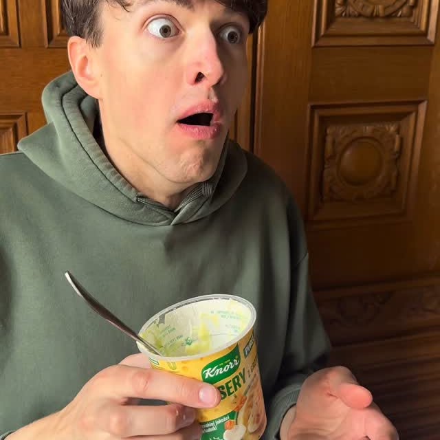 Instagram post by @edvinasmalako for Knorr. Caption reads: Kai galva lūžta nuo konspektų, o skrandis groja....