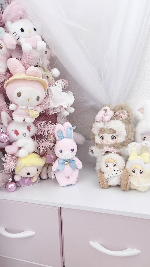 Instagram post by @eviebunniex for TOPTOY. Caption reads: The cutest Christmas unboxing from @toptoy_japan....