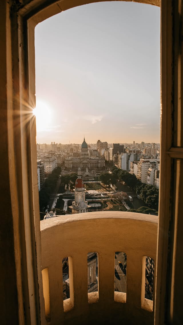 Instagram post by @emitoms for American Airlines. Caption reads: Moving postcards from Buenos Aires 🇦🇷✨ 

So....
