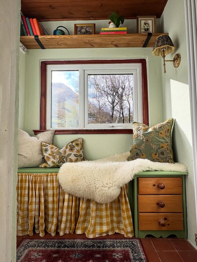 Instagram post by @carolinemcquistin for Lick. Caption reads: [...] little garden room with the help of @lick,....