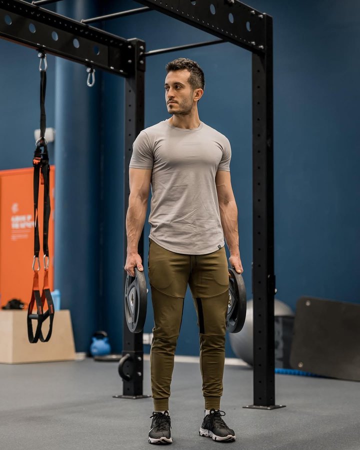 Instagram post by @mo_miari for RELODE. Caption reads: AD| I had a great upper body session in my new gym....