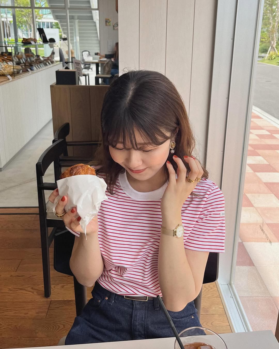 Instagram post by @flower__530 for Shinzone. Caption reads: おにゅーのお洋服でパン屋さん👖🥐🤍

おにゅーの赤ボーダーにデニム！初めてこういうデニム履いた....