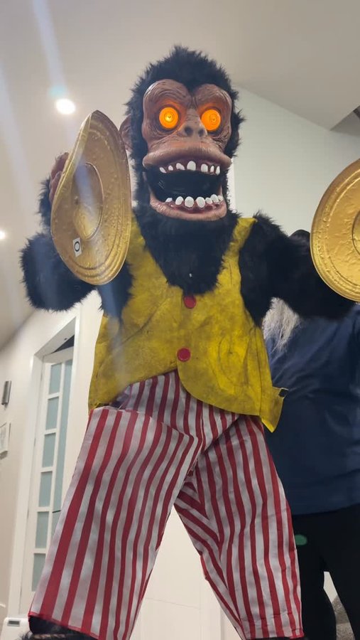 Instagram post by @harmanbeautyy for Spirit Halloween. Caption reads: Kiwe lgda dar pher😂😱 @spirithalloween....