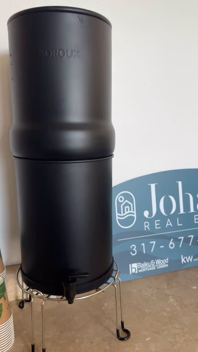 Instagram post by @sarahmtaylorrealtor for Boroux. Caption reads: [...] with staying hydrated using my Boroux water....