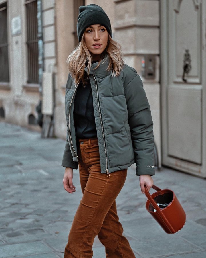 Instagram post by @ely_gypset for Dada Sport. Caption reads: [...] like really cold outside, I choose....