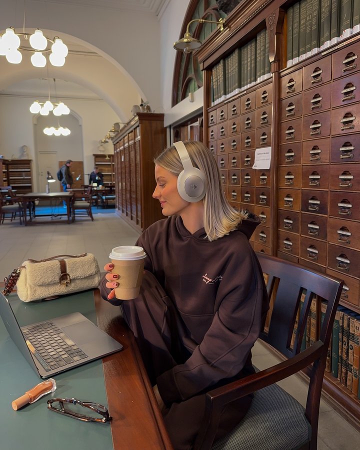 Instagram post by an influencer for Lounge. Caption reads: [...] | today’s work situation in @lounge_ ☕️🤎🍂....