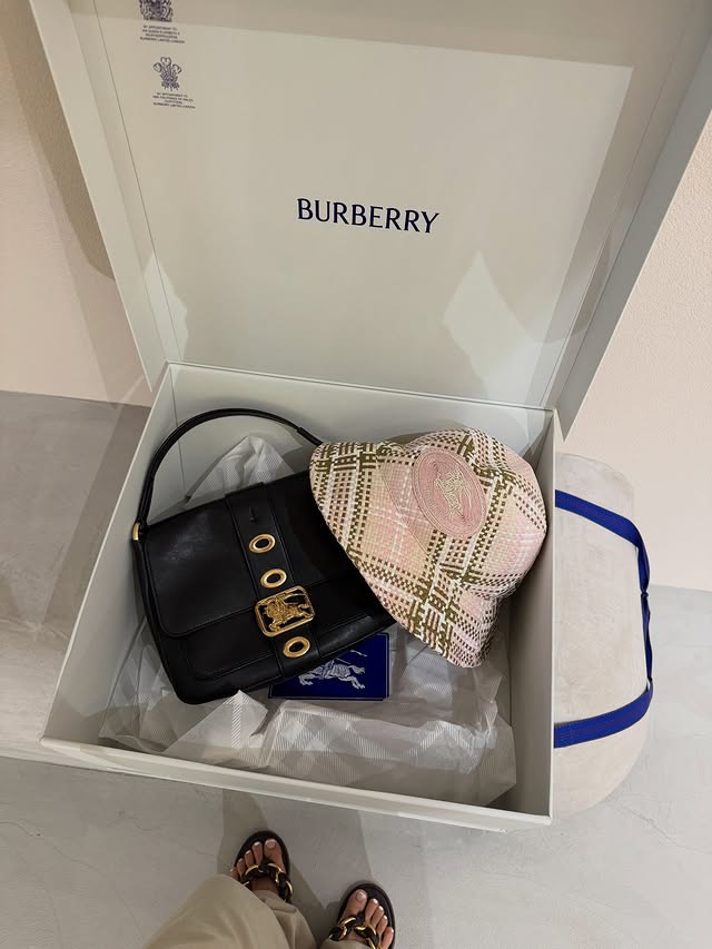 Instagram post by @mi0306chi2 for Burberry. Caption reads: Unboxing @Burberry gift🍑.