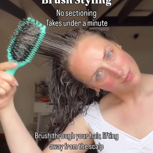 Instagram post by @marisascurls for BounceCurl. Caption reads: Cheat’s guide to brush styling in under 1 minute....