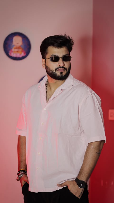 Instagram post by @d3v.ashish for Snitch. Caption reads: [...] ⏱️ Fit on point without the stress.....
