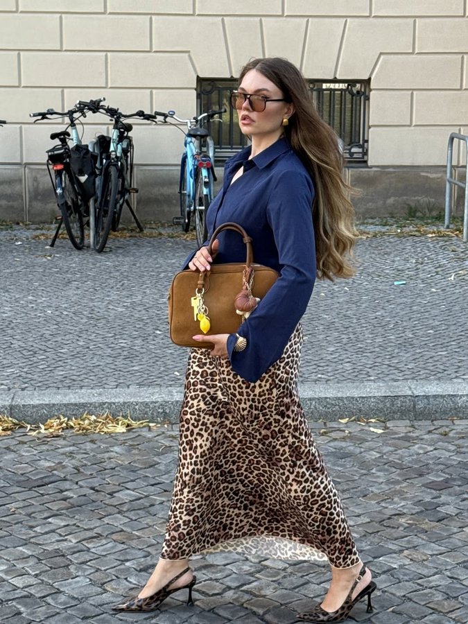 Instagram post by @fernanda_reads for Monki. Caption reads: Busy busy💨

#pinterestaesthetic #outfitstyles....