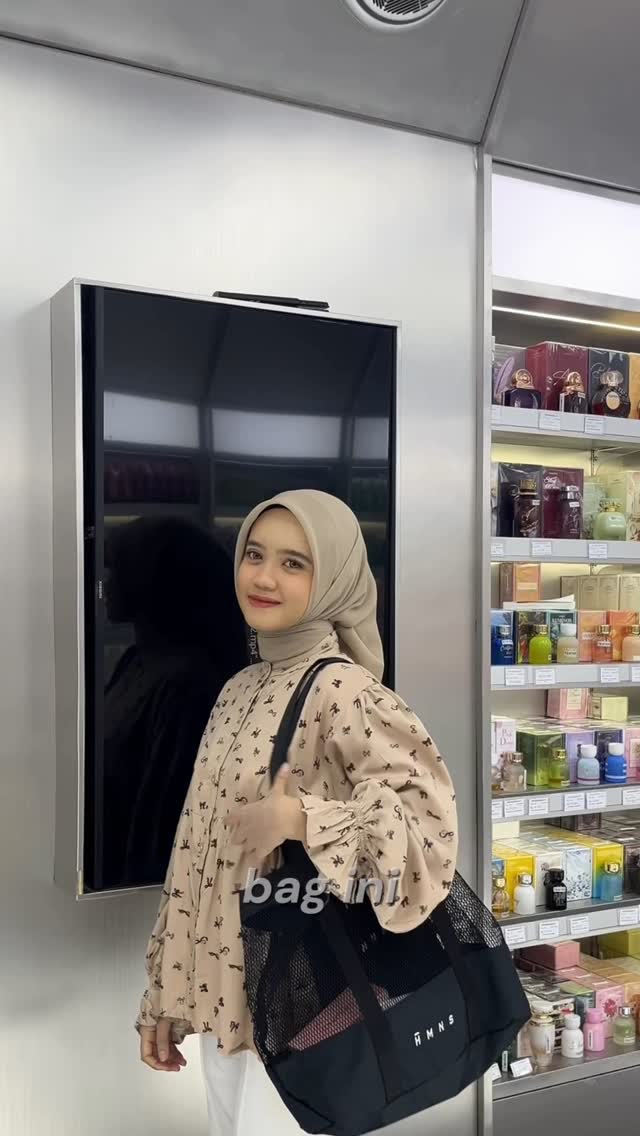 Instagram post by @gitauralie for HMNS. Caption reads: [...] bener-bener aku banget — Unrosed dari HMNS!....