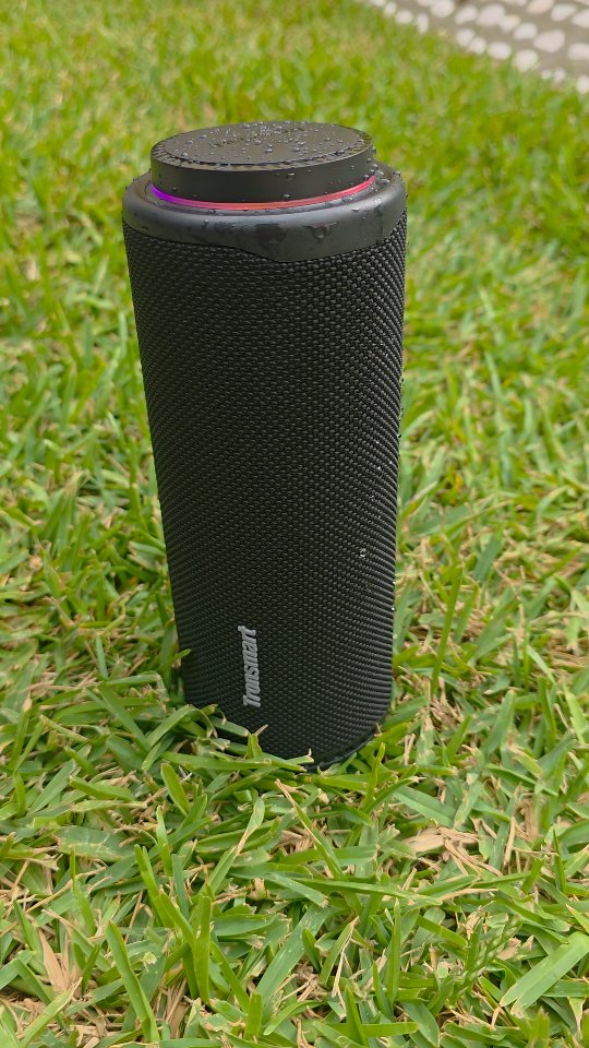 Instagram post by @alexvlogstc for Mercado Libre. Caption reads: vale la pena la bocina Tronsmart T8 #tronsmart....