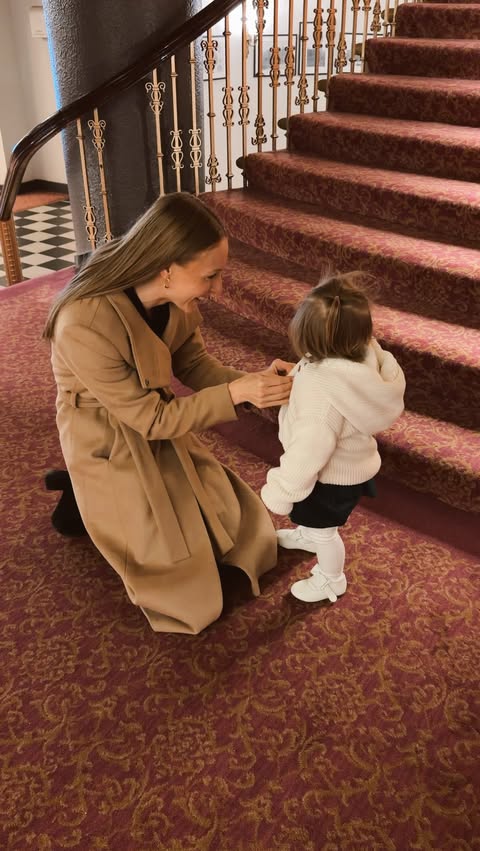 Instagram post by @hannahraybruce for Cirque du Soleil. Caption reads: [...] at ’Twas the Night Before… by....