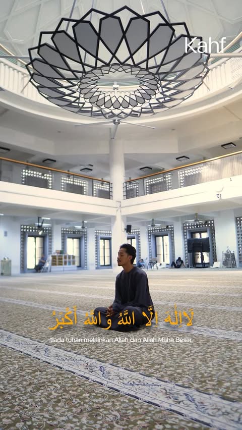 Instagram post by @qawiyaro for Kahf. Caption reads: [...] 🤍 #PastiAdaBerkatnya #JalanYangKupilih....