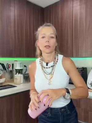 TikTok post by @abue.fit for Clean Nutra. Caption reads: Creatina @Clean Nutra #cleannutra #suplementos....
