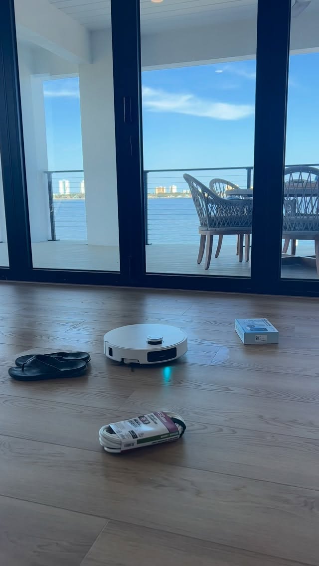 Instagram post by @eastcoastfloridadiy for Dreame. Caption reads: [...] handles on this custom closet, I let the....