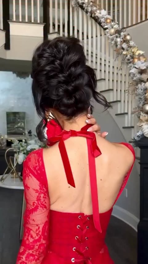 Instagram post by @samirasjewelry for SexyHair. Caption reads: [...] @carlibel 🌹❤️ 
#samirasjewelry 
Styled with....