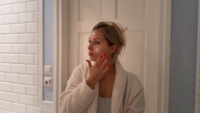 Instagram post by @oliwia_misztal for Yves Rocher Polska. Caption reads: [...] linii Glow Énergie od @yvesrocherpolska 💛
W....