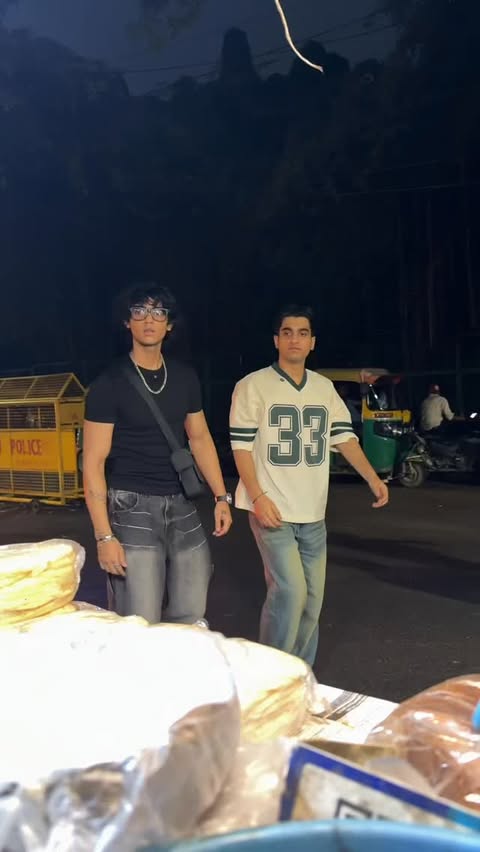 Instagram post by @sourav_dixitt for Jar App. Caption reads: U noida hai momo 😂 . . . . . (Theft, money,....