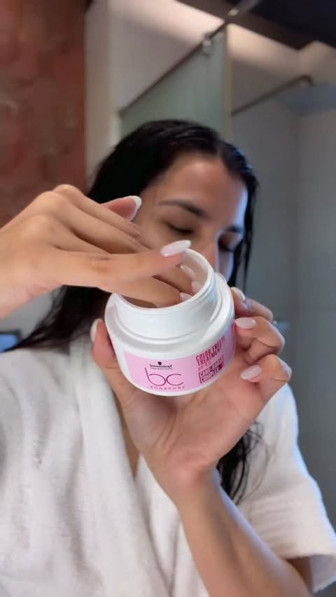 Instagram post by @saachi.bhasin for Schwarzkopf Professional. Caption reads: [...] Freeze Shampoo and Treatment Mask by....