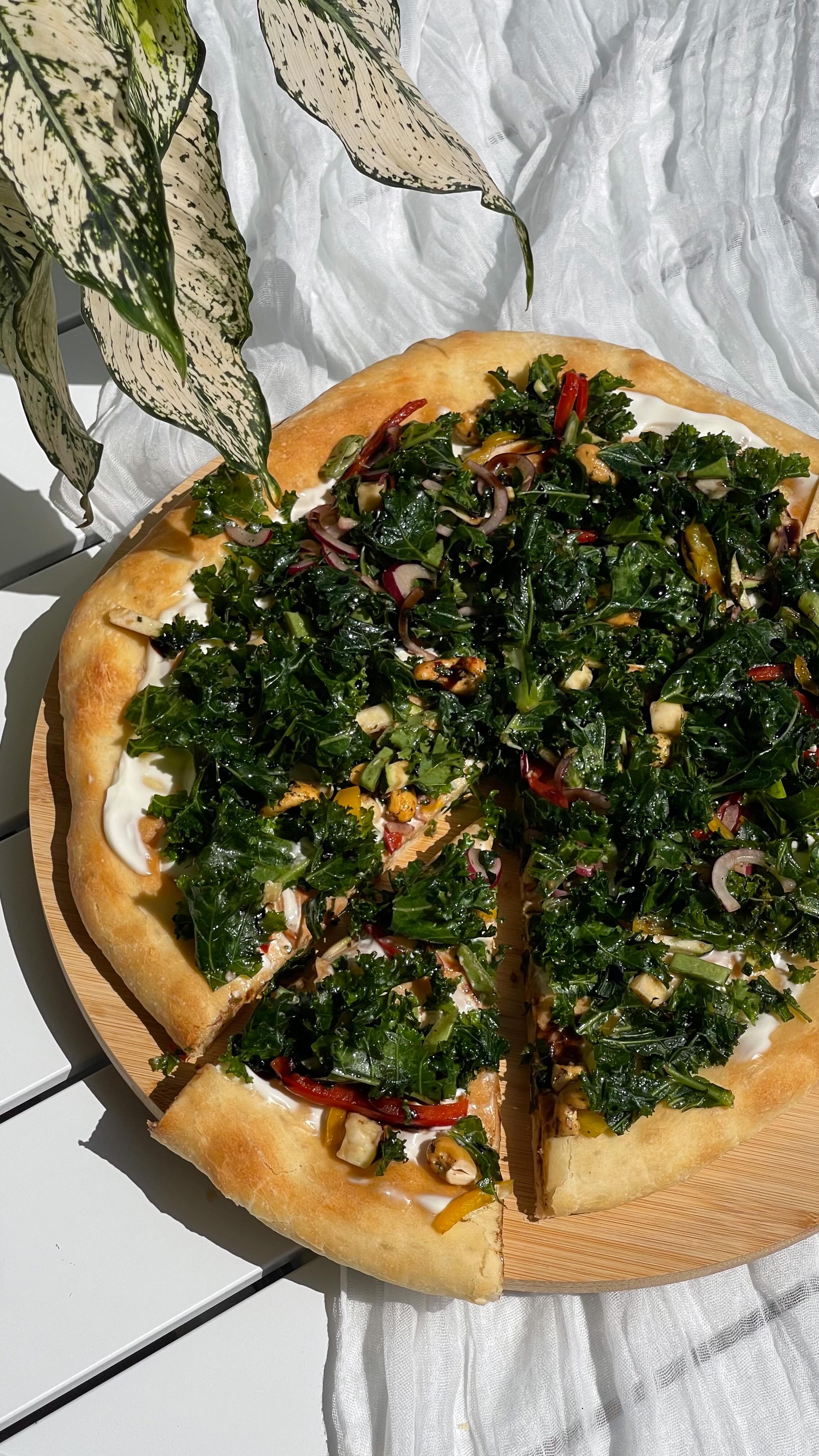 Instagram post by @akimpbrian for KoRo France. Caption reads: Et si on mangeait la salade sur une pâte à pizza ?....