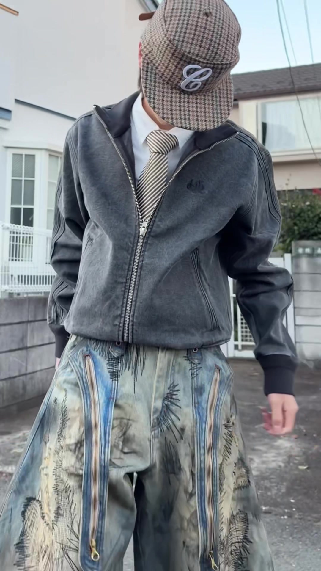 TikTok post by @ayatoo.o for Titeizin Online. Caption reads: Japanese street style🇯🇵❤️今年も短丈ジャケットがおすすめ ︎︎ ︎︎....