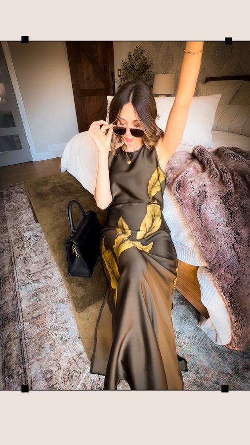 Instagram post by @unstoppable.mama for Suzy Shier. Caption reads: [...] right, this weekend you can grab these....