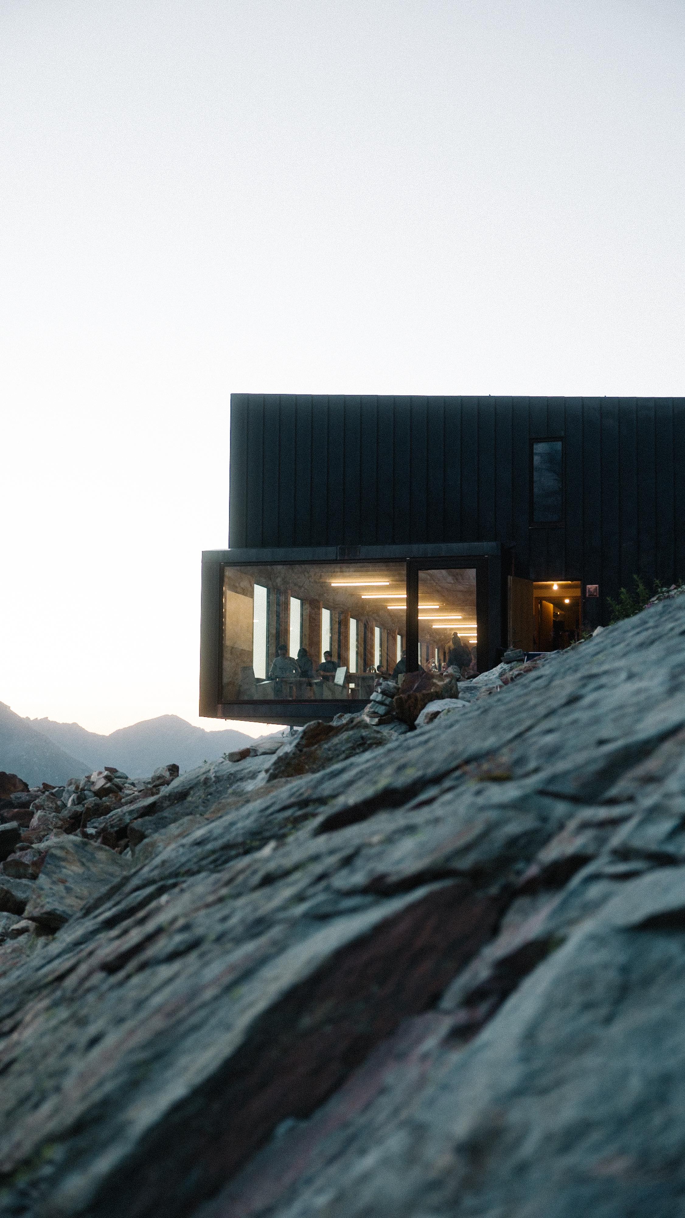 Instagram post by @frauki for komoot. Caption reads: Werbung / 🏔️ The hike to the Moiry Hut in....