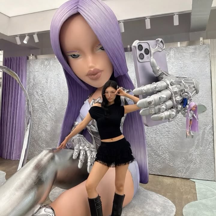 Instagram post by @jennonpark for Bratz. Caption reads: GENTLE MONSTER X BRATZ🪽🫧🫧 거대한 인형 오브제 사이에서 컴팩트....