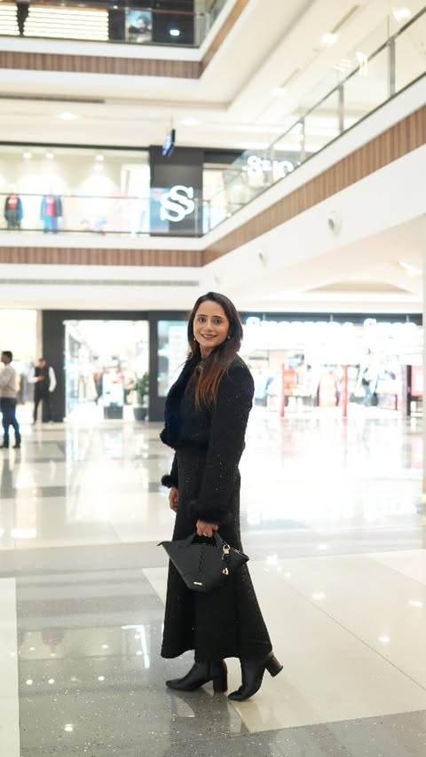 Instagram post by @drbhartimehta9585 for Amazon Fashion. Caption reads: Comment Link!
✨Shop Now! Amazon Great Republic Day....