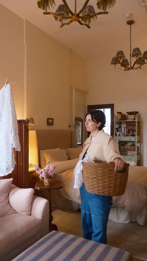 Instagram post by @byclaudiawilliams for Banana Republic. Caption reads: [...] at home in my favorite new @bananarepublic....