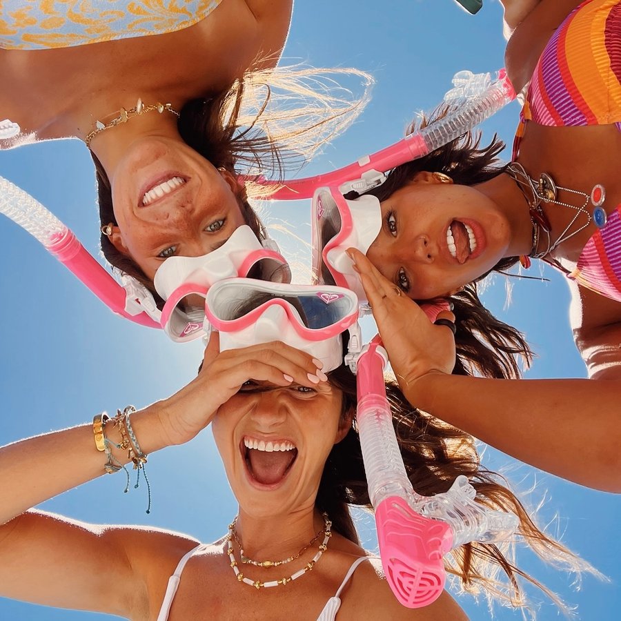 Instagram post by @valeklinar for ROXY. Caption reads: Boat day w @roxy ⚓️🩷🌴👙 #roxypartner.