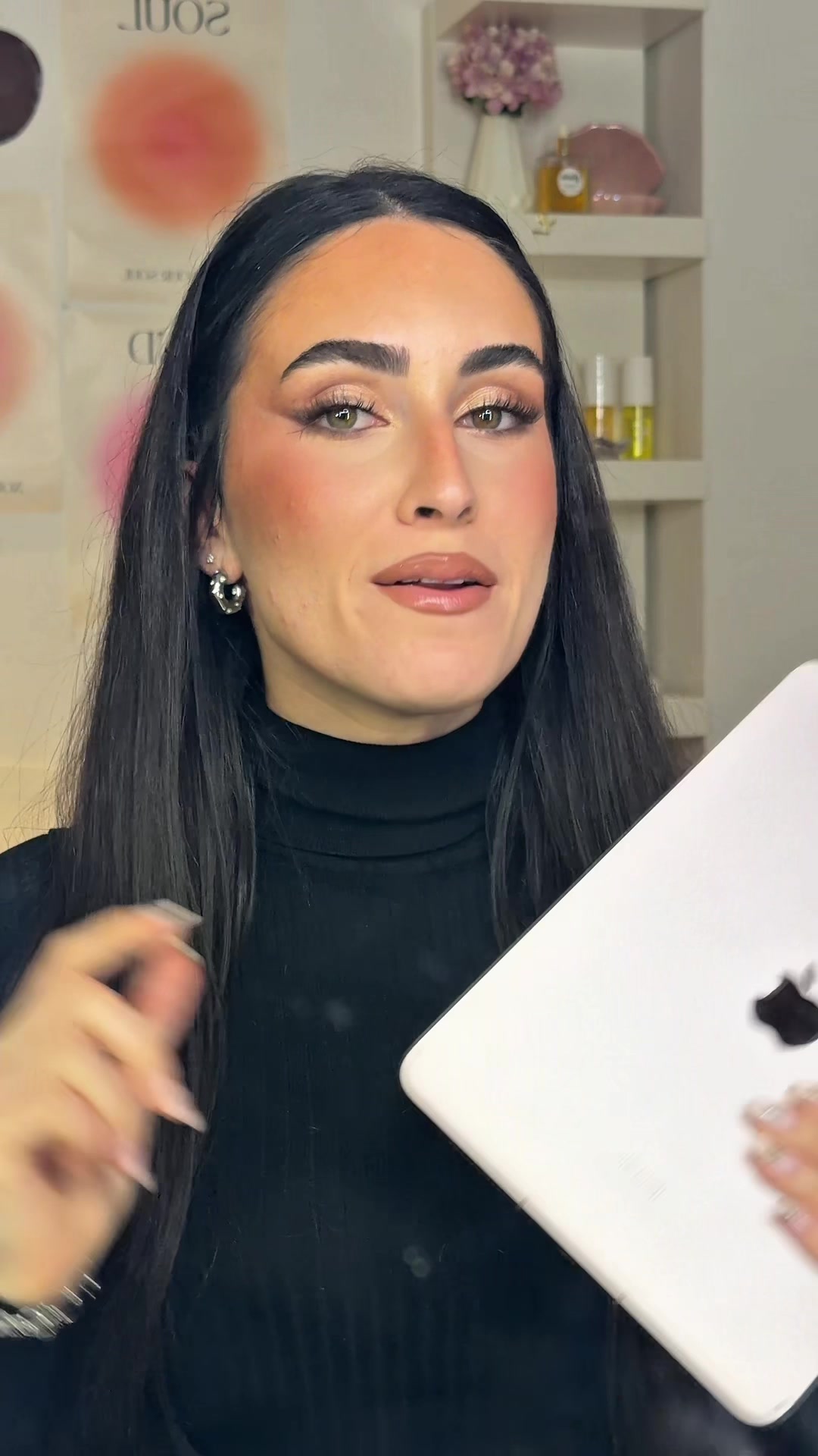 TikTok post by @andreavaliente___ for UKLASH. Caption reads: [...] con descuento ahora en la web de UKLASH....